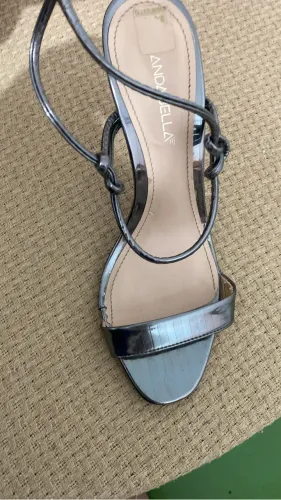 Vendo sandália n 37 nova impecável prata