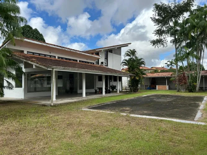 Vendo mansão com 1.776m2 de área Condomínio Jardim das Palmas