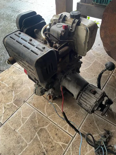 Vendo motor 10 HP + caixa de transmissão + rabeta e hélice
