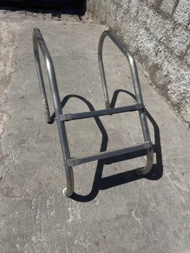 Escada de piscina 