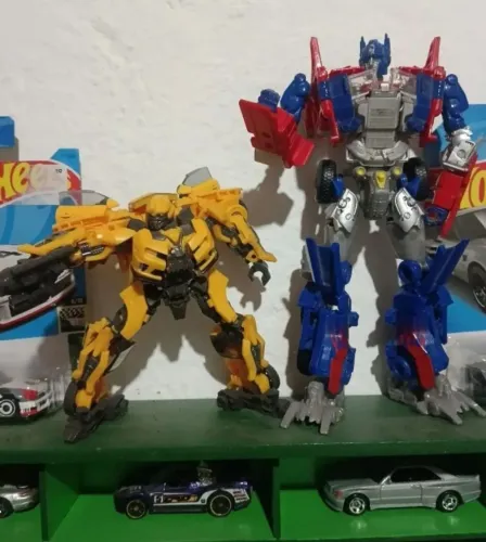 TRANSFORMERS, Bumblebee é Optimus Prime. Vendo os dois juntos.