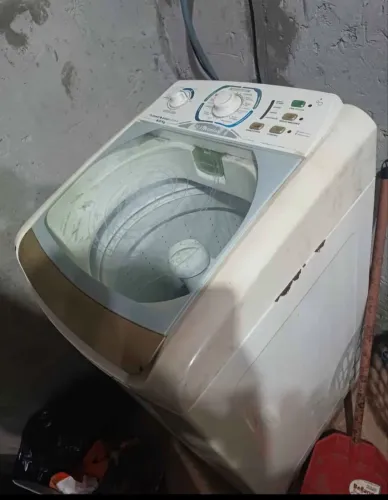Máquina de lava fucionado tudo apenas sem 1 pe fucionado tudo com marcas de uso