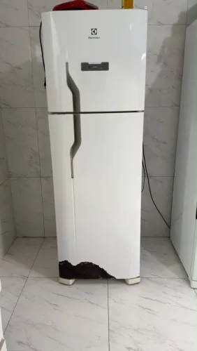 Vendo geladeira, funcionando normalmente. R$800,00