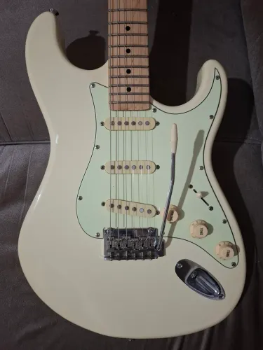 Guitarra Stratocaster Tagima T635