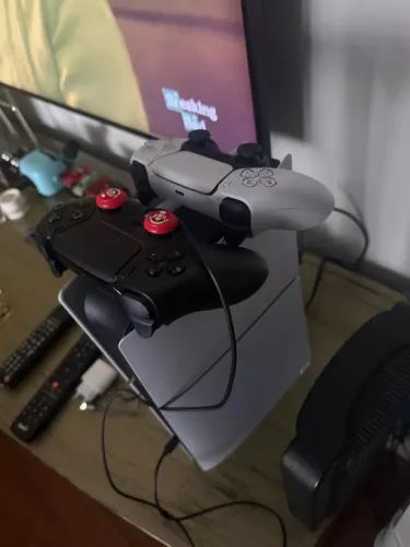 PlayStation 5 com 2 Controles!
