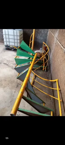 Vendo uma Escada caracol excelente