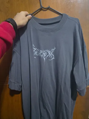 Camiseta oversized berzerk chumbo p