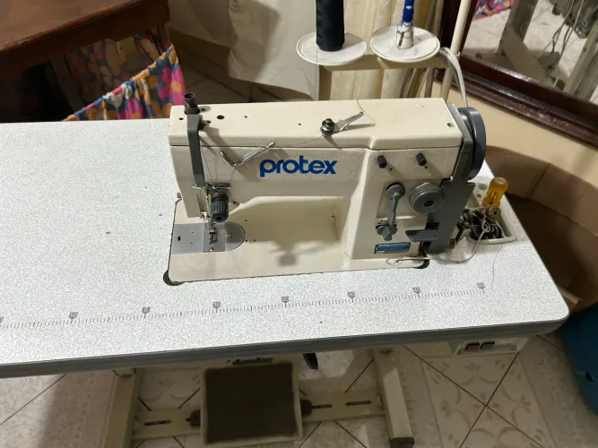 Máquina De Costura Reta Industrial Protex Completa Com Mesa E Motor?