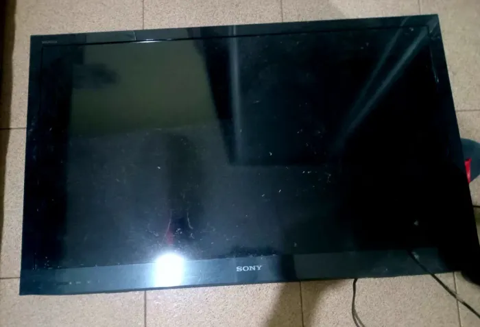 2 TVs uma de 4.2 e outra de 22 polegadas funcionando