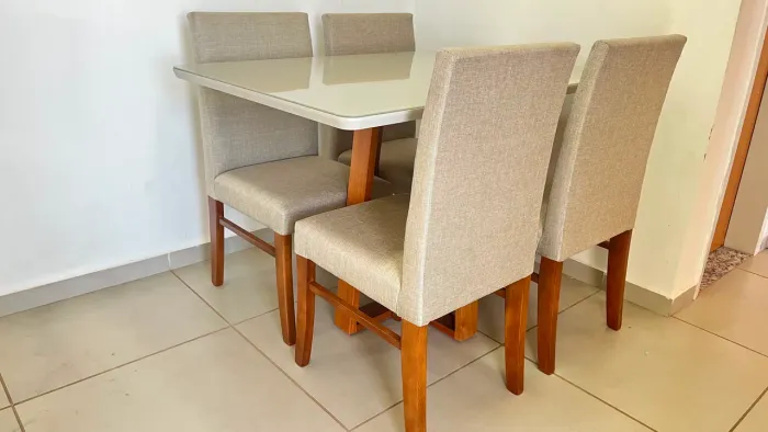 Mesa resistente na madeira a pronta entrega