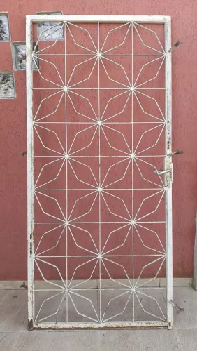 Porta de grade em ferro.