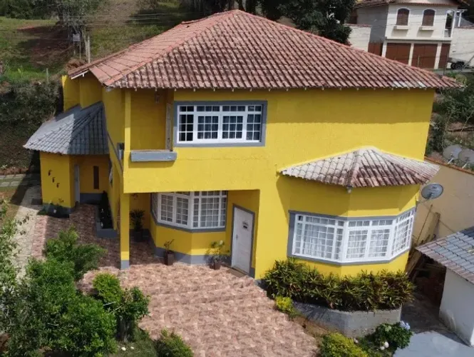 OPORTUNIDADE AQUI! Casa 4 suítes, multifuncional, bairro nobre, centro de Miguel Pereira.