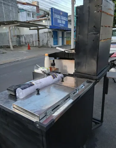 Carrinho para vender churasquinho e hambúrguer