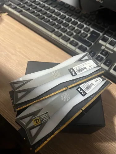 2 Memória ram xpg 8gb cada 3200 mhz 2x8gb