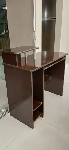 Escrivaninha de Canto com Prateleiras - MDF - Ótimo para Home Office ou Estudo
