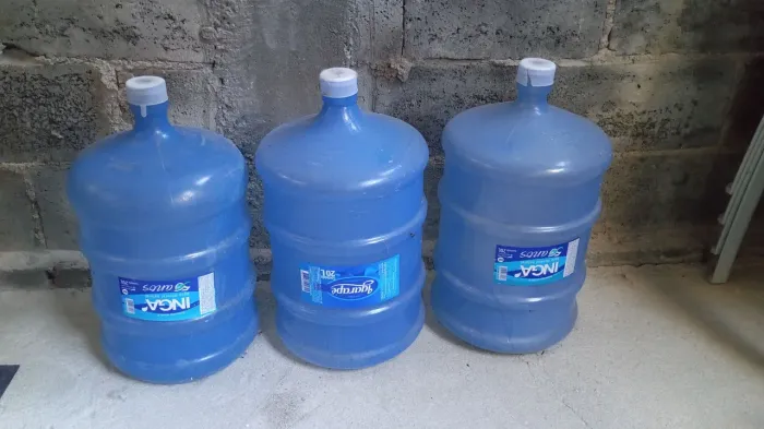 Vendo 3 galões de água 20l