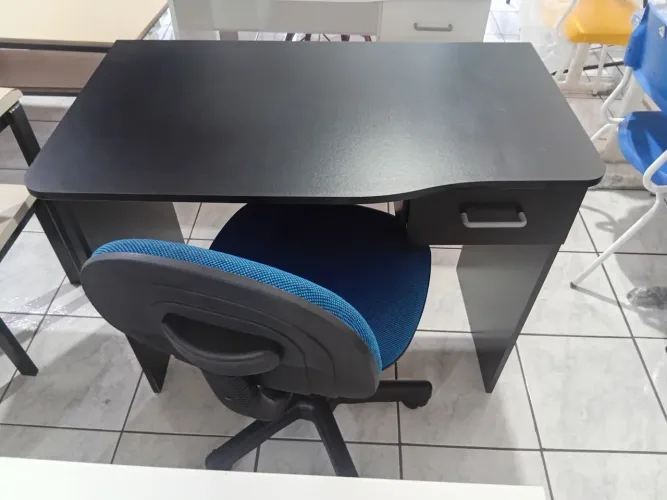 Escrivaninha e cadeira giratória