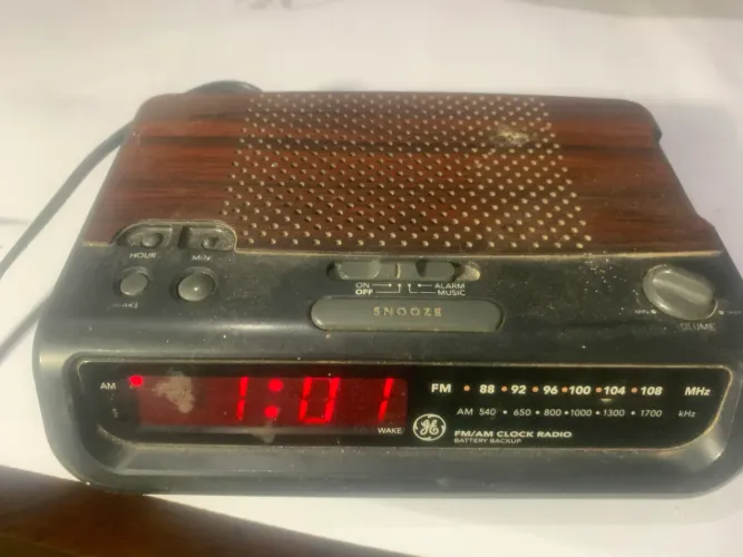 rádio relógio vintage da marca GE (General Electric), modelo 7-4612A