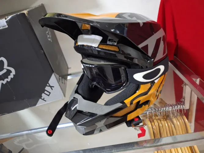 Capacete fox e óculos oakley novos originais 
