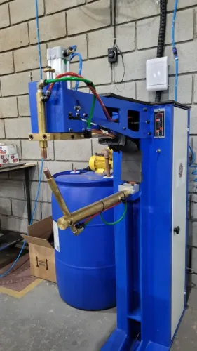 Ponteadeira Agatti 40 KVA com acionamento pneumático, bomba e tambor de água.