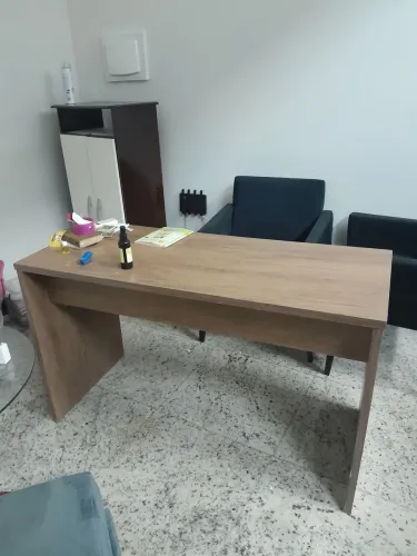 Mesa de escritorio com uma gaveta tamanho padrão