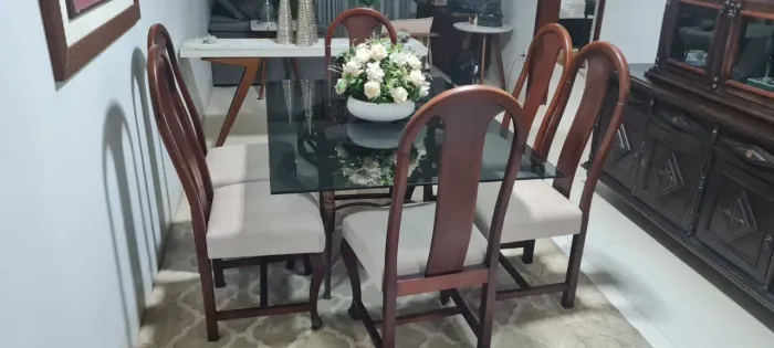 Móveis em madeira maciça bom uso 