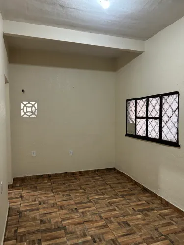 Aluga-se Casa com 2 Quartos | Sala Ampla | Cozinha |