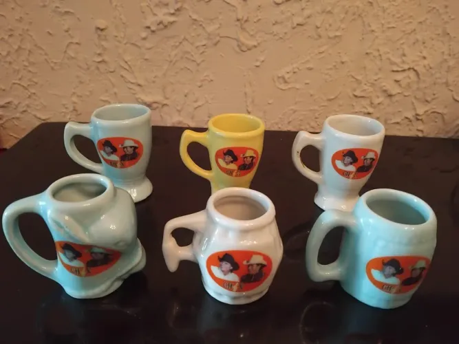 Miniatura de canecas para decoração ( chitãozinho e Xororó)