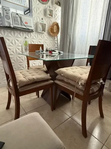 Conjunto de mesa de jantar tampo de.vidrio com 4.cadeiras.