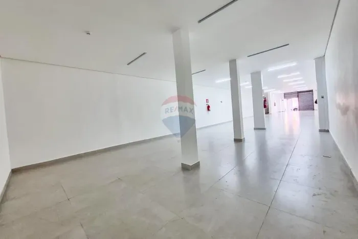 Loja ampla com 350m2 Reformada na Hallfeld
