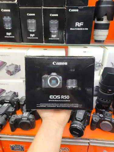 Vende-se CANON EOS R50 Nova Kit 16-45mm (Garantia 2 Anos)