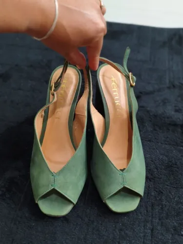 Sandália Ferrucci verde tam. 37