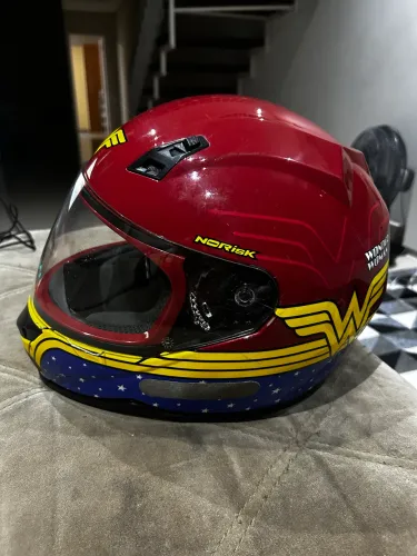 Capacete norisk mulher maravilha 