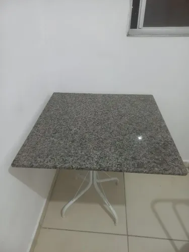 Vendo mesa de mármore com 4 cadeiras<br>75cm x 75c