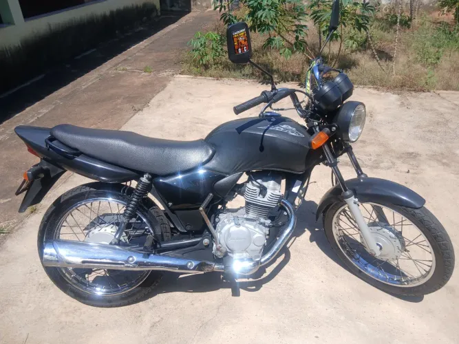 Moto bem conservada, documentos em dia, telefone para contato: *