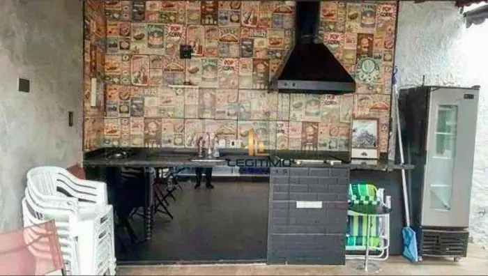 Casa para alugar próxima à Vila Yara com 3 quartos, 1 suíte, piscina, churrasqueira e 2 va