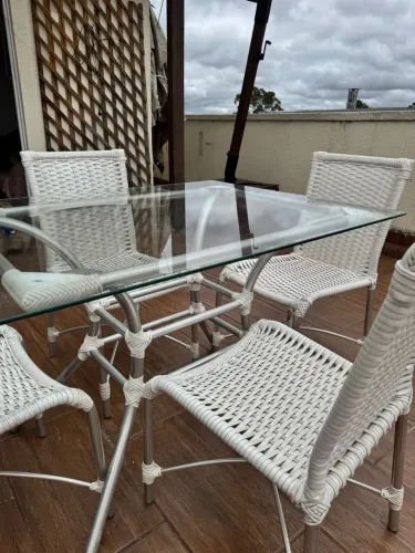 Mesa de vidro com 4 cadeiras brancas - ideal para área externa