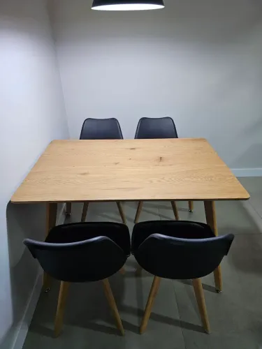 Mesa de Jantar de Madeira Cor Clara Estilo Minimalista Escandinavo ideal p/ Sala Pequena