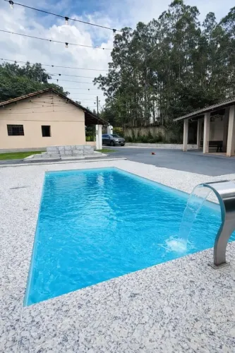 Piscina de fibra 8.30 x 3.30 x 1.40 modelo praia.