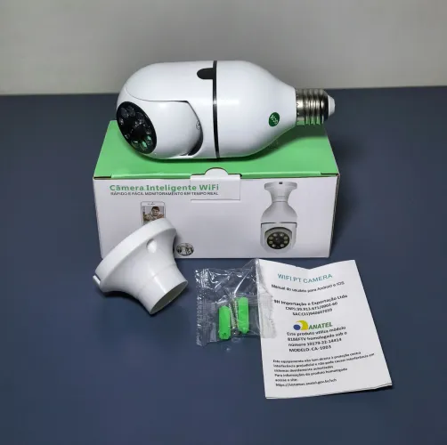 Câmera Wifi 360 sem fio ligada em soquete de lâmpada