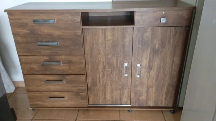 Cômoda 6 gavetas e duas portas de correr