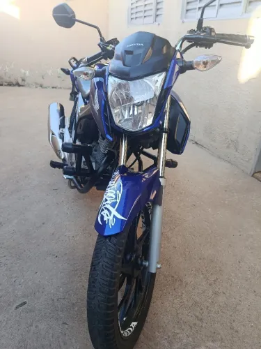 Moto em ótimo estado e conservada e bem cuidada
