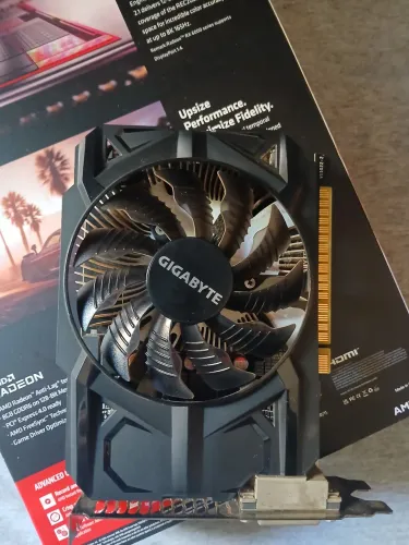 Placa de video Gigabyte Radeon R7 360 2GB usada com pequena ressalva