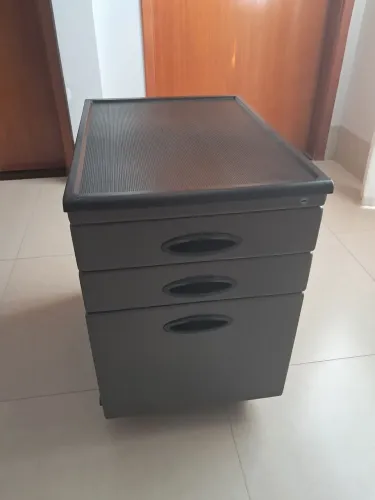 Gaveteiro em aço com rodízio e 3 gavetas
