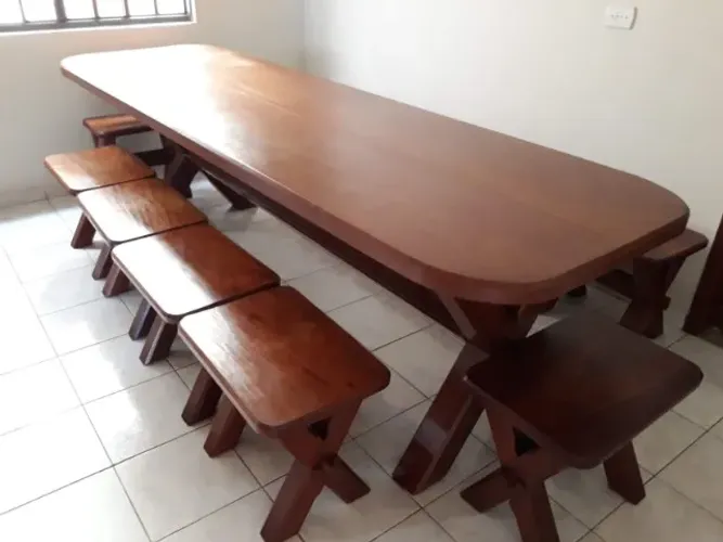 Mesa grande 3m em madeira nobre maciça + 10 banquetas