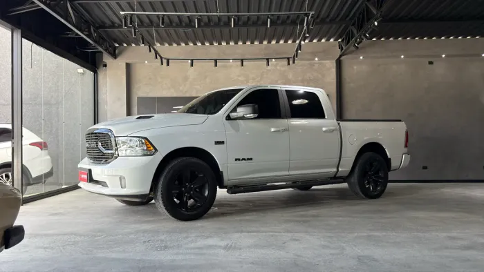 Ram Classic Laramie Night Edition 5.7 V8 16V Gasolina 4X4 Aut. 2022