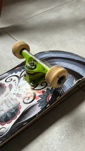 Skate montado em excelente estado