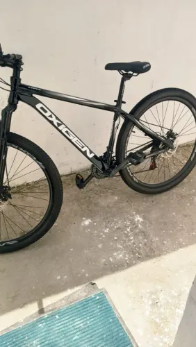 BIKE ARO 29 OXIGEM NOVA COM 1 MES E 15 DIA DE COMPRADA COM DOCUMENTO 900 REAIS