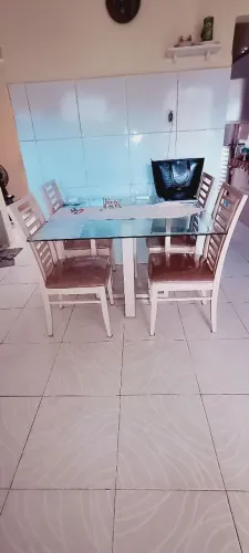 MESA COM 04 CADEIRAS - VENDER RÁPIDO