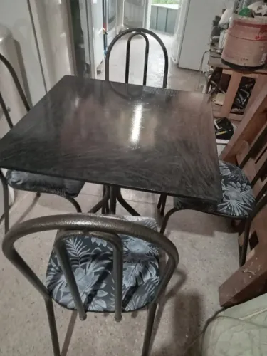 Mesa de pedra com 4 cadeiras